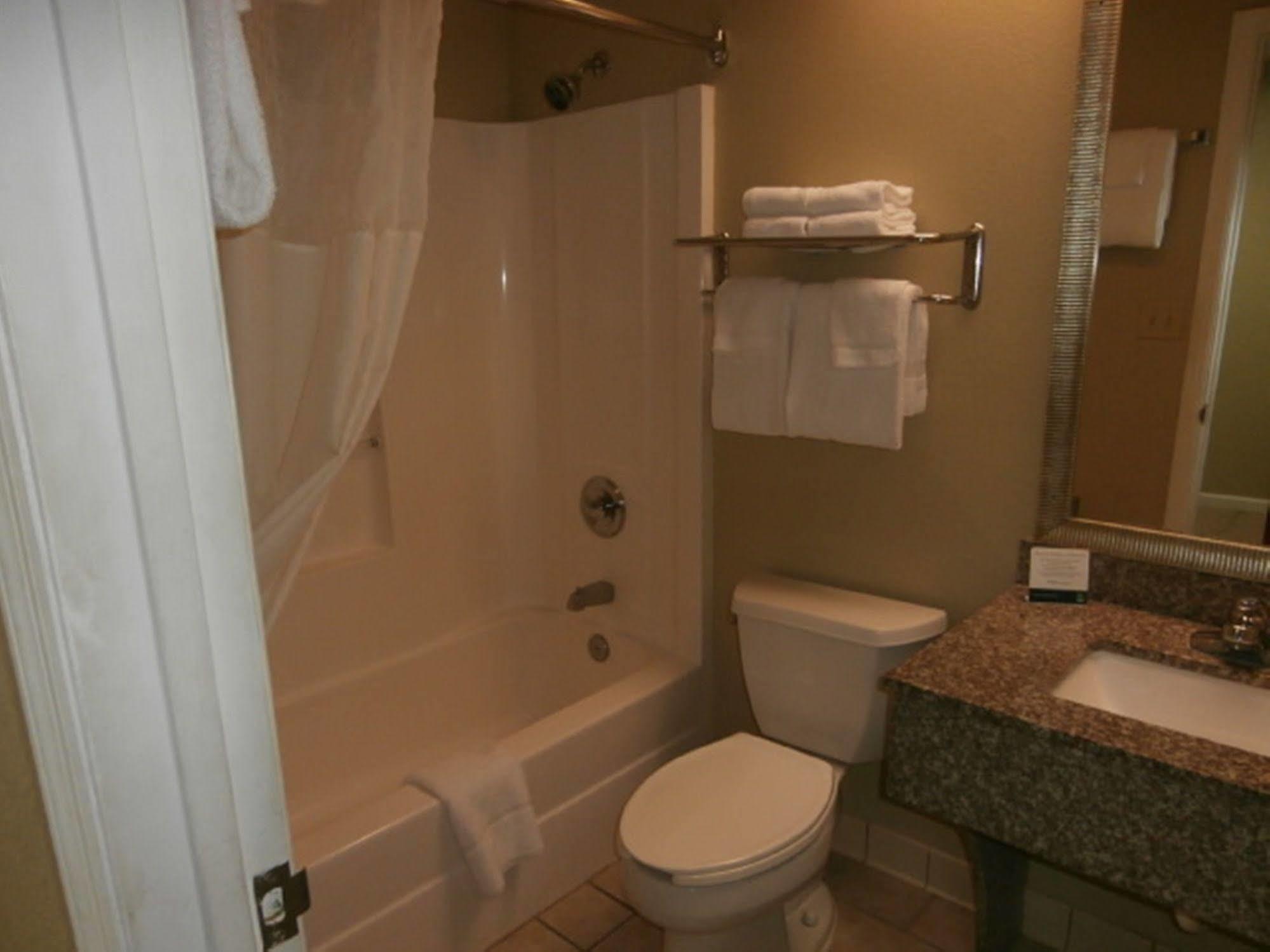 Inn Quality West Near Eisenhower 2*